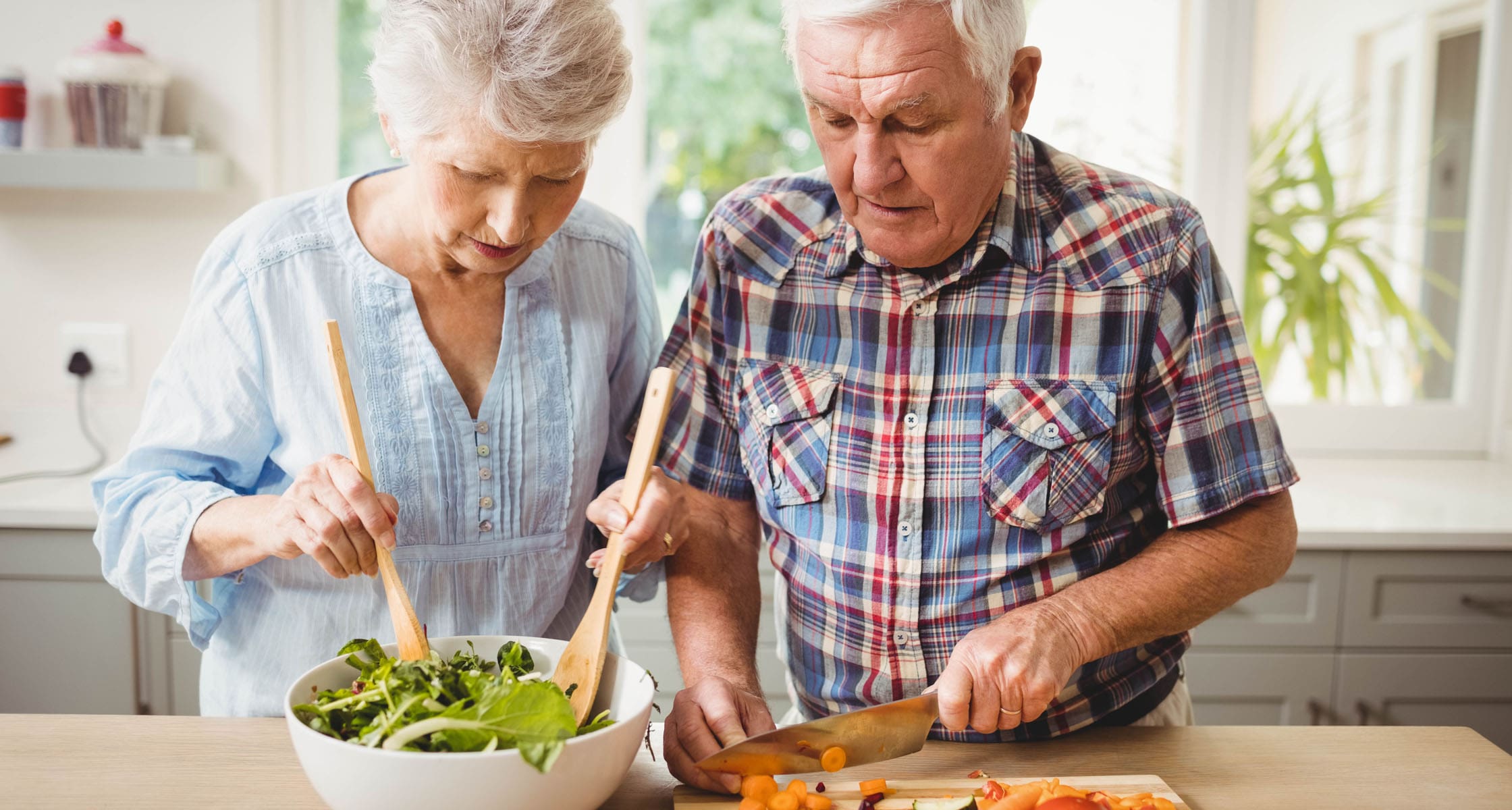Профессиональное долголетие. Питание пожилых. Правильное питание для пожилых. Пенсионеры на кухне. Пожилые готовка.