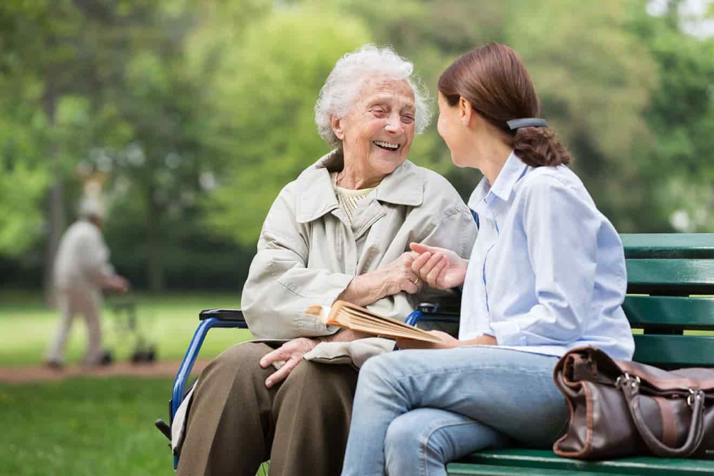 Что выбрать: сиделку или пансионат для пожилых?
